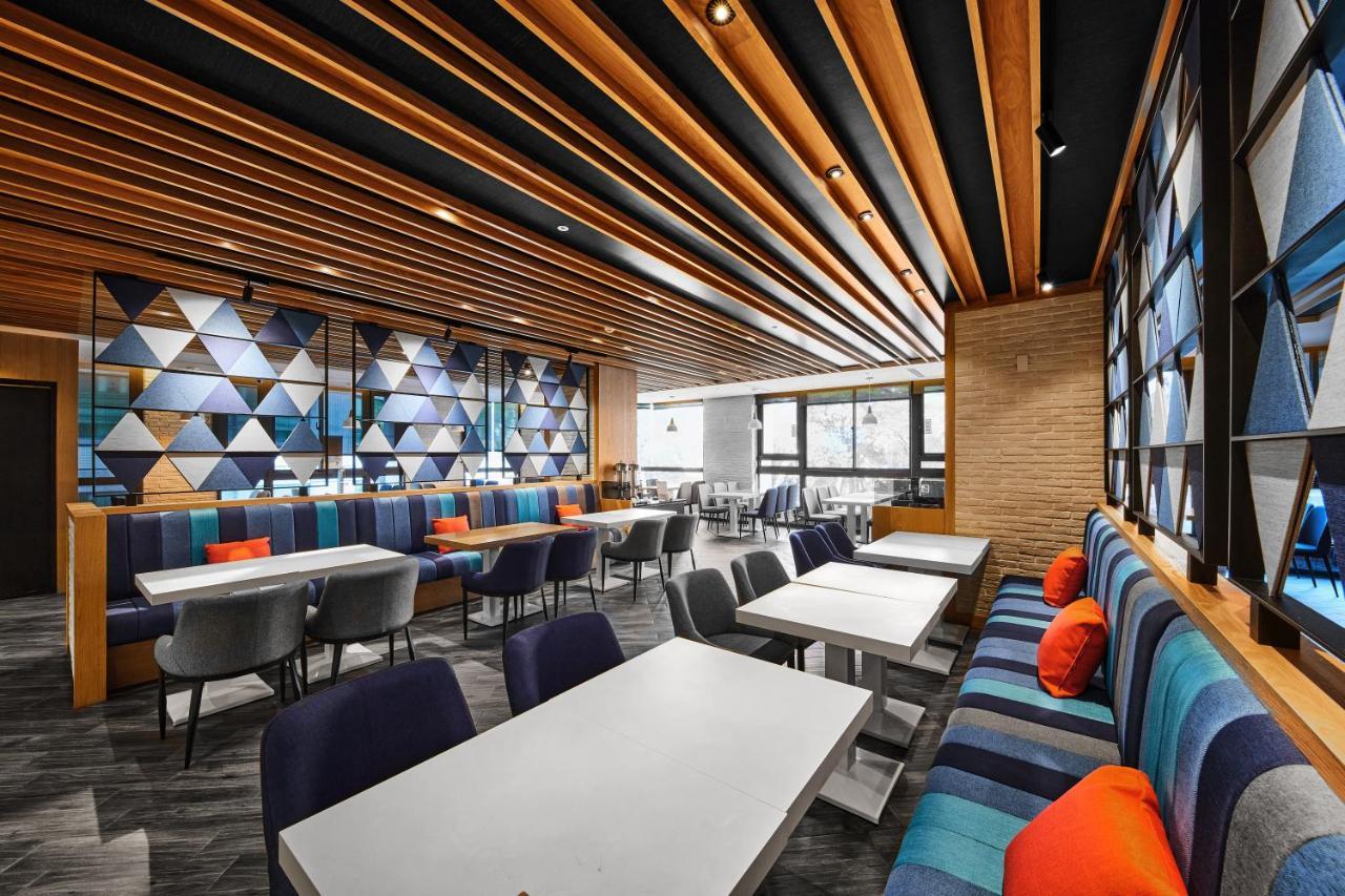 Holiday Inn Express Kaohsiung Love River By Ihg Exterior foto