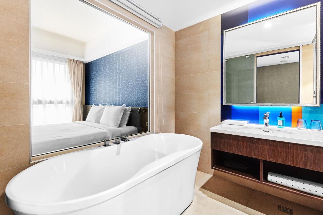 Holiday Inn Express Kaohsiung Love River By Ihg Exterior foto
