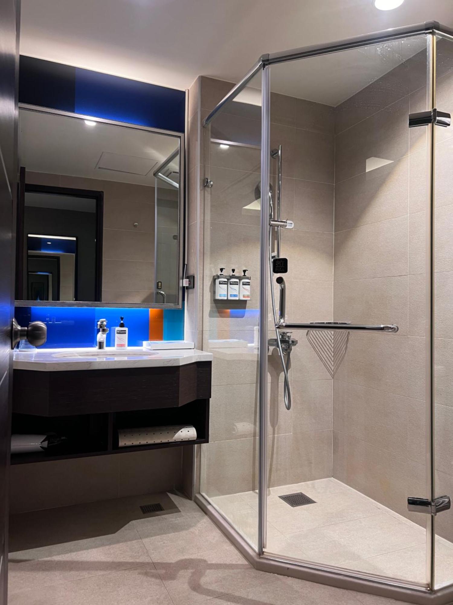 Holiday Inn Express Kaohsiung Love River By Ihg Exterior foto