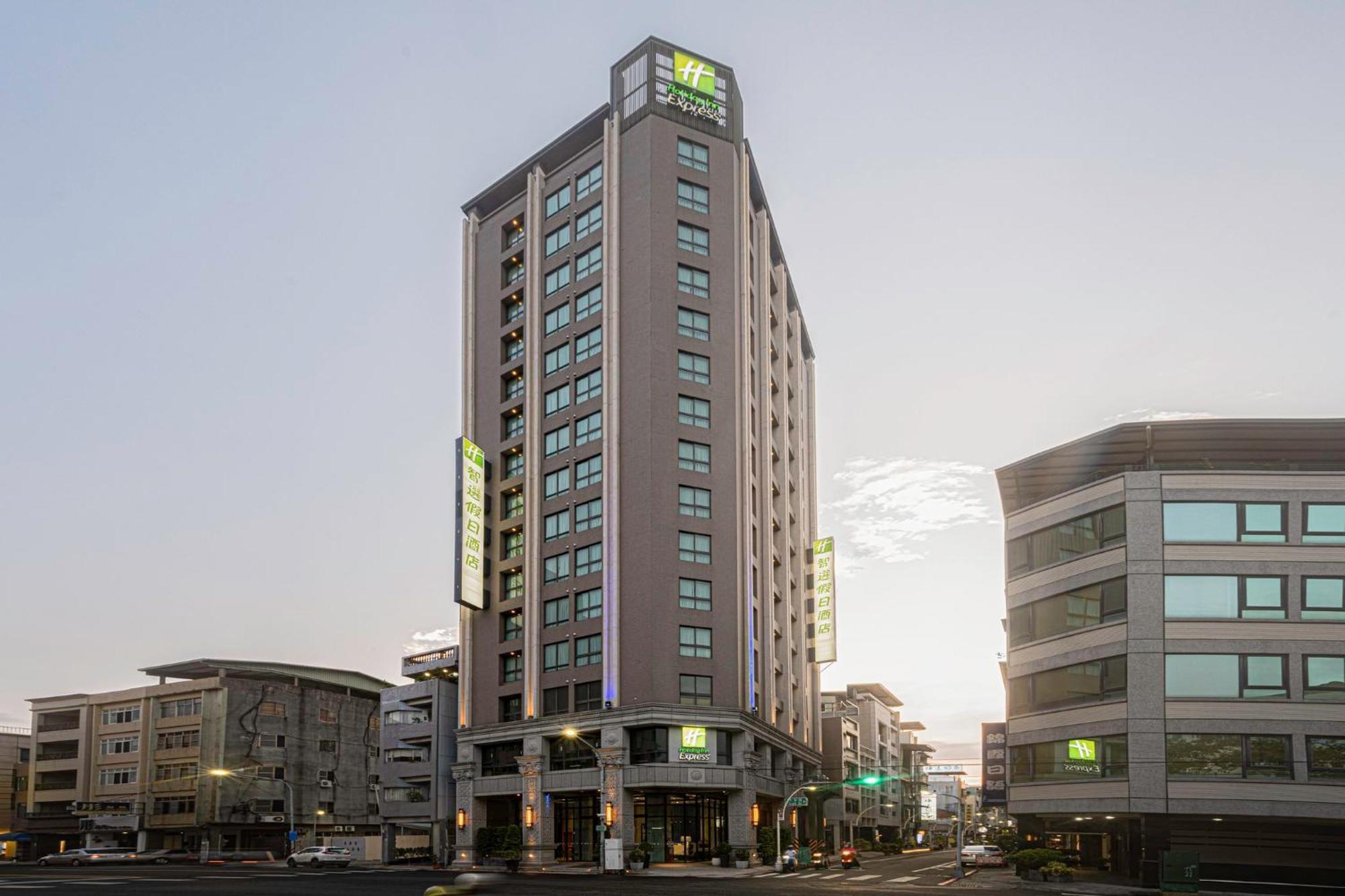 Holiday Inn Express Kaohsiung Love River By Ihg Exterior foto